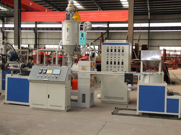 內（nèi）鑲圓柱滴灌管生產線